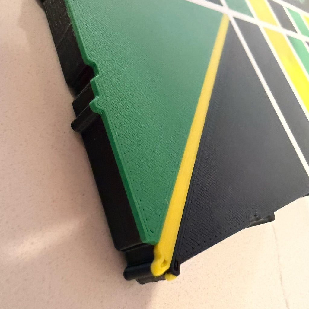 Close-up of the Lock Pon Stop 16×16 modular magnetic Ludi board showing the precision interlocking plate connection system for secure assembly.
