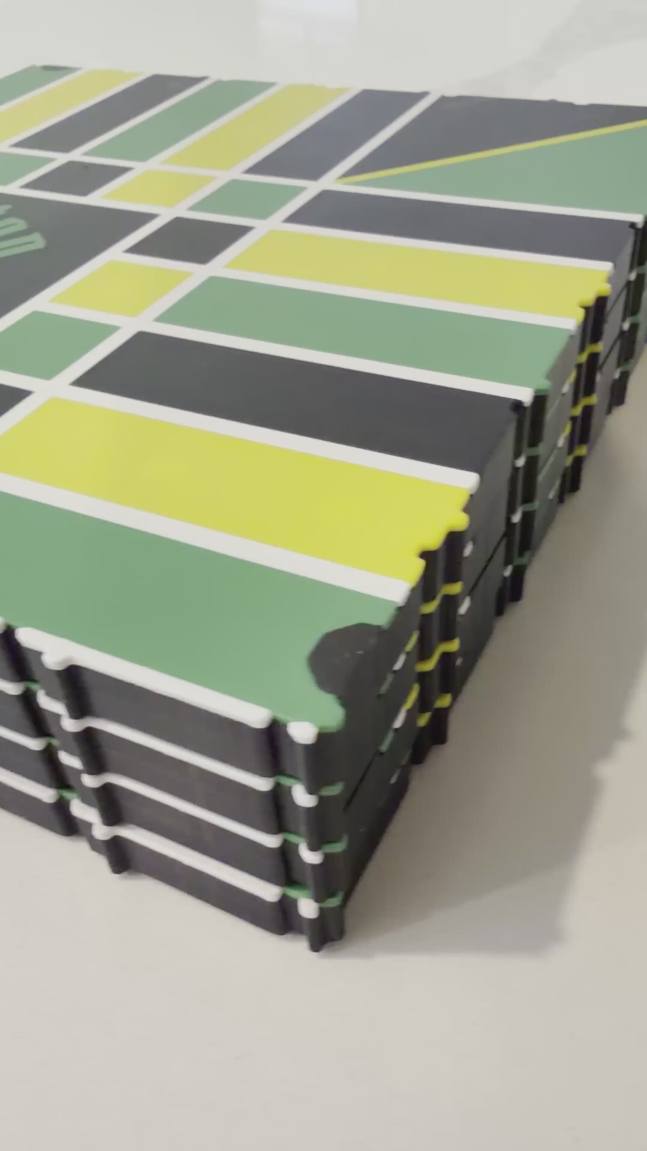 Video showcasing the Lock Pon Stop 16×16 modular magnetic Ludi board with close-up views of the magnetic modular plate connection system and premium construction.